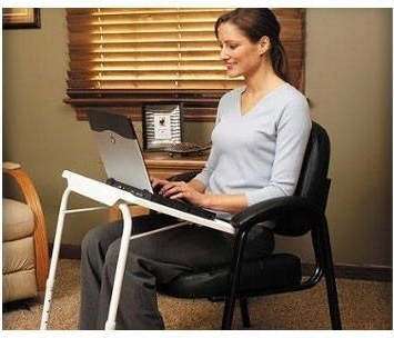 Praktický pracovní stůl pro notebook
