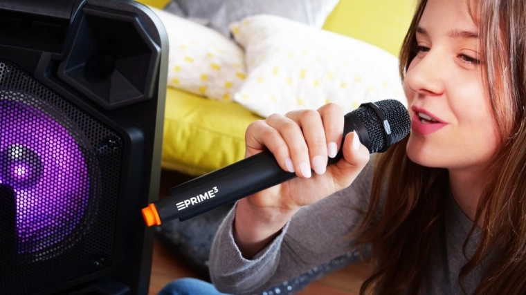 Karaoke zábava s bezdrátovým mikrofonem