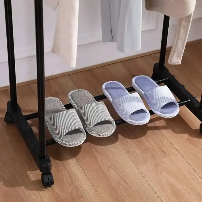 Univerzální volně stojící šatní stojan s nastavitelnou výškou a kolečky ModernHome