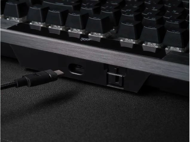 mechanická klávesnice Corsair K70 RGB Pro s PBT Keycaps