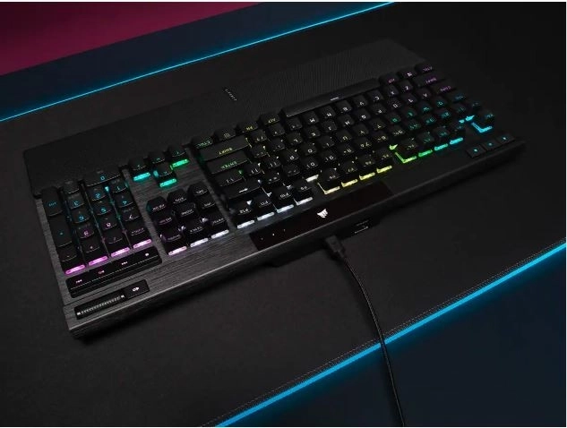 mechanická klávesnice Corsair K70 RGB Pro s PBT Keycaps
