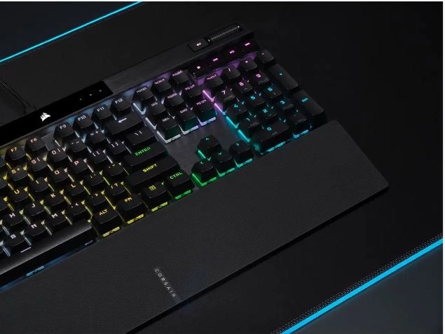 mechanická klávesnice Corsair K70 RGB Pro s PBT Keycaps