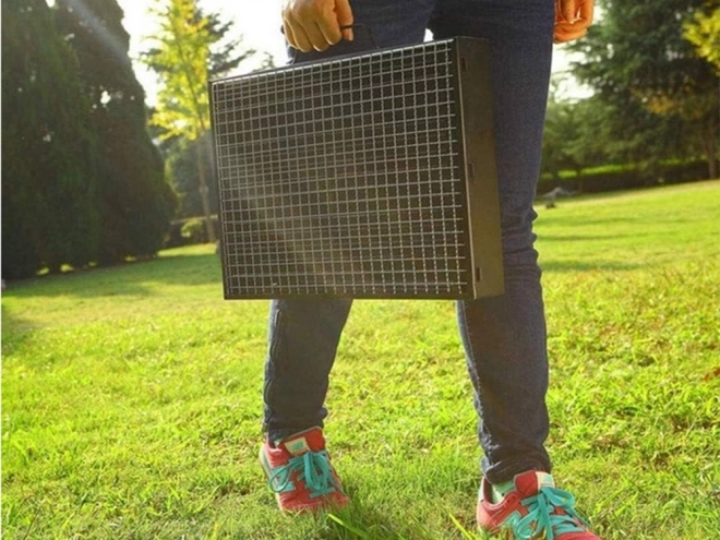 Přenosný skládací gril na dřevěné uhlí na kempování a BBQ