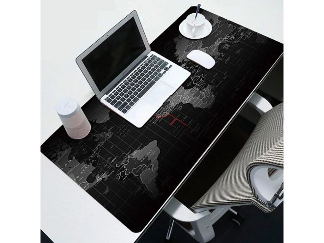 Prostorná plocha pro celý setup