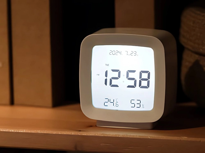 Budík s funkcí snooze a měřením teploty a vlhkosti