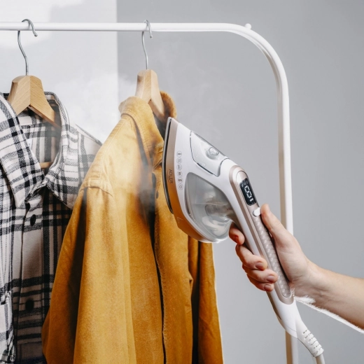 2 v 1: žehlení na prkně i vertikální napařování