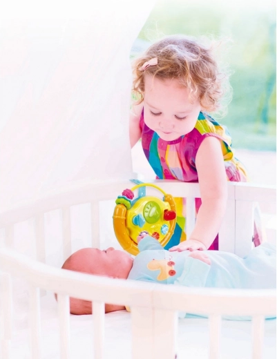 Snadné upevnění na postýlku či kočárek