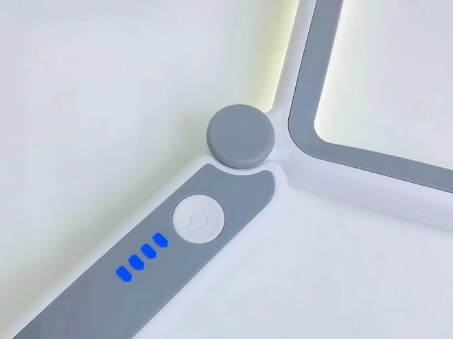 Lupa se zvětšením 4x a LED osvětlením