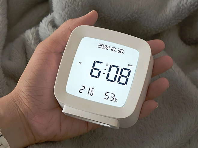 Budík s funkcí snooze a měřením teploty a vlhkosti