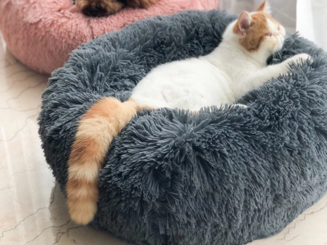 Chlupatý pelíšek pro kočky měkký polštářek na gauč 80 cm – tmavě šedý