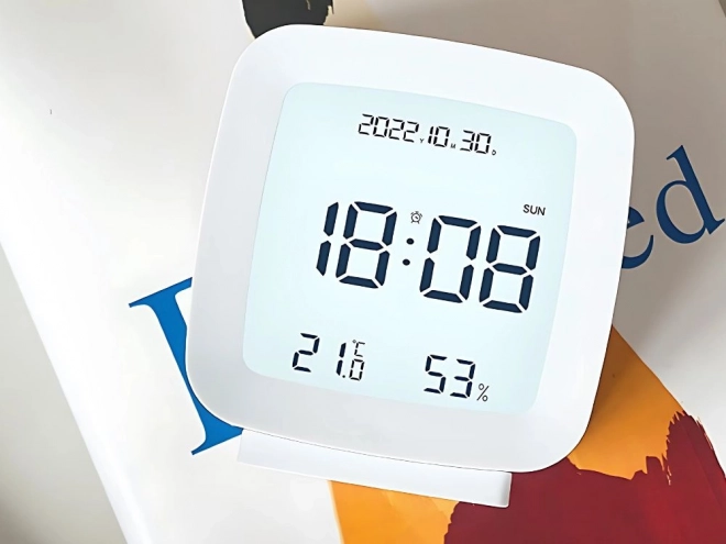 Budík s funkcí snooze a měřením teploty a vlhkosti