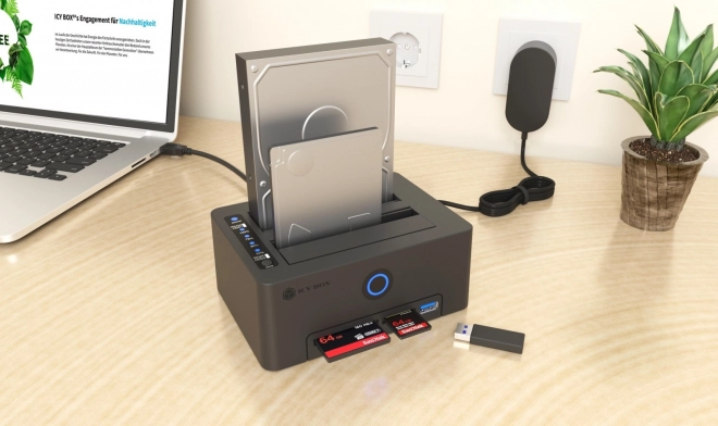 Čtečka karet s duální dokovací stanicí pro SSD/HDD