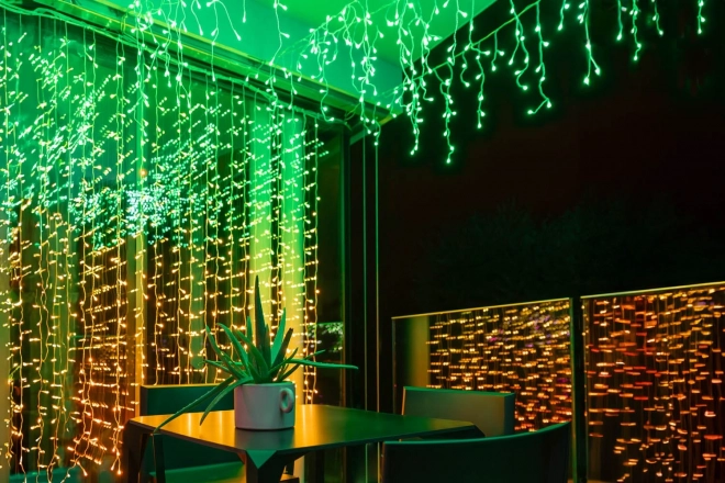 Icicle 190 RGBW LED světla ve tvaru rampouchu, 5x0,5 m, IP44, čirý kabel
