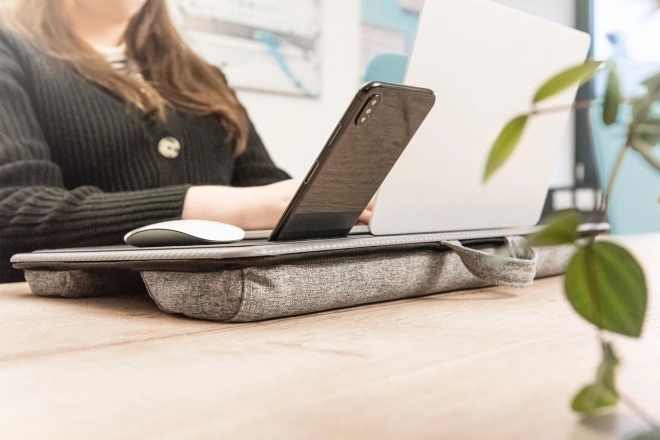 Stojan na notebook s podložkou pod myš a stojanem na smartphone