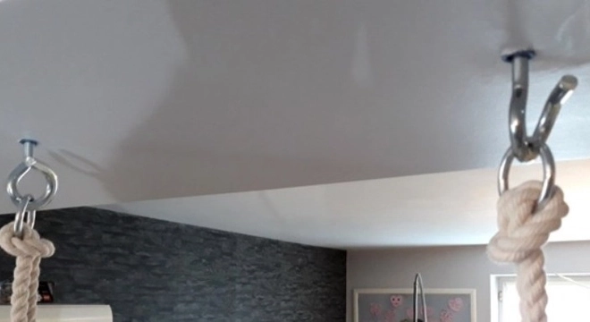 Dětská houpačka KRUZZEL k zavěšení doma, sametová