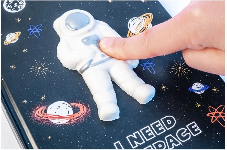 Měkký 3D squishy astronaut na obálce