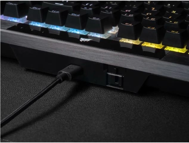 mechanická klávesnice Corsair K70 RGB Pro s PBT Keycaps
