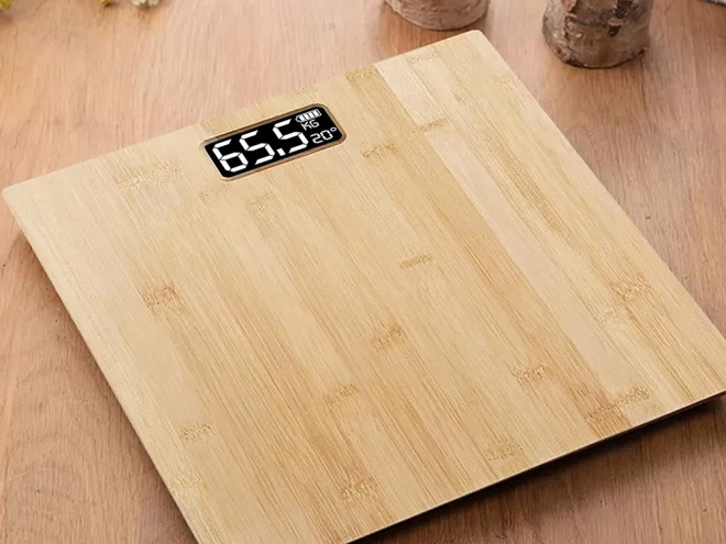 Digitální osobní váha s bambusovým designem