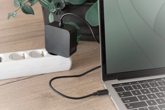 Napájecí nabíječka 1x USB-C PD 3.0 max. 65W integrovaný kabel 1,2 m černý