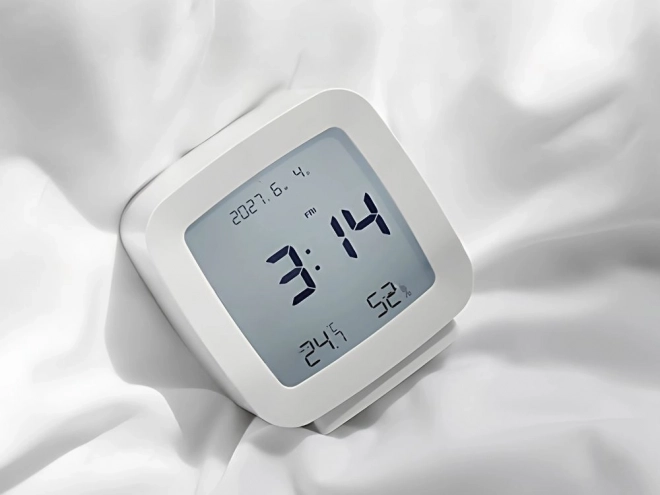 Budík s funkcí snooze a měřením teploty a vlhkosti