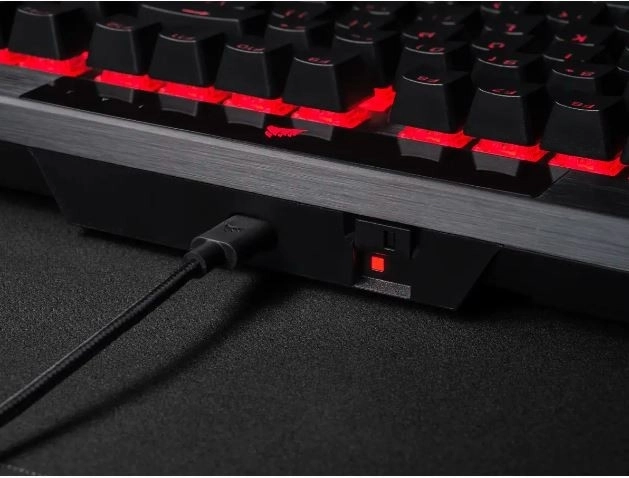 mechanická klávesnice Corsair K70 RGB Pro s PBT Keycaps