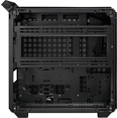 Prostorný interiér pro výkon i budoucí rozšíření