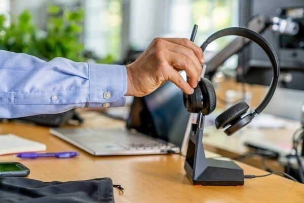 Bezdrátová náhlavní souprava Poly Voyager 4320 USB-A s adaptérem BT700