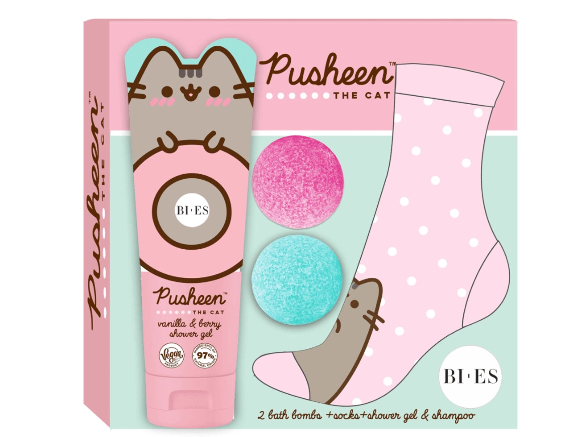 Levně Pusheen dárková sada pro děti – šampon a sprchový gel, 2x bomba do koupele, ponožky
