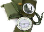 Prizmatický vojenský kompas s kovovým pouzdrem